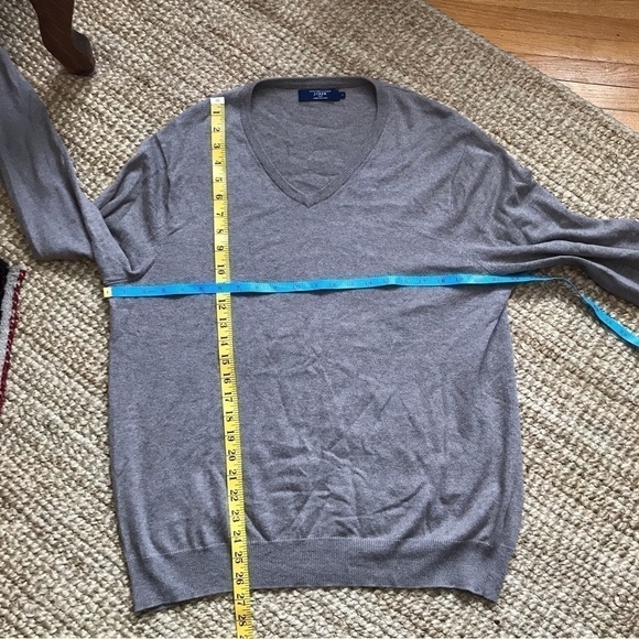 J Crew men’sV neck sweater.  Cotton cashmere blend.  Size large - Picture 3 of 5